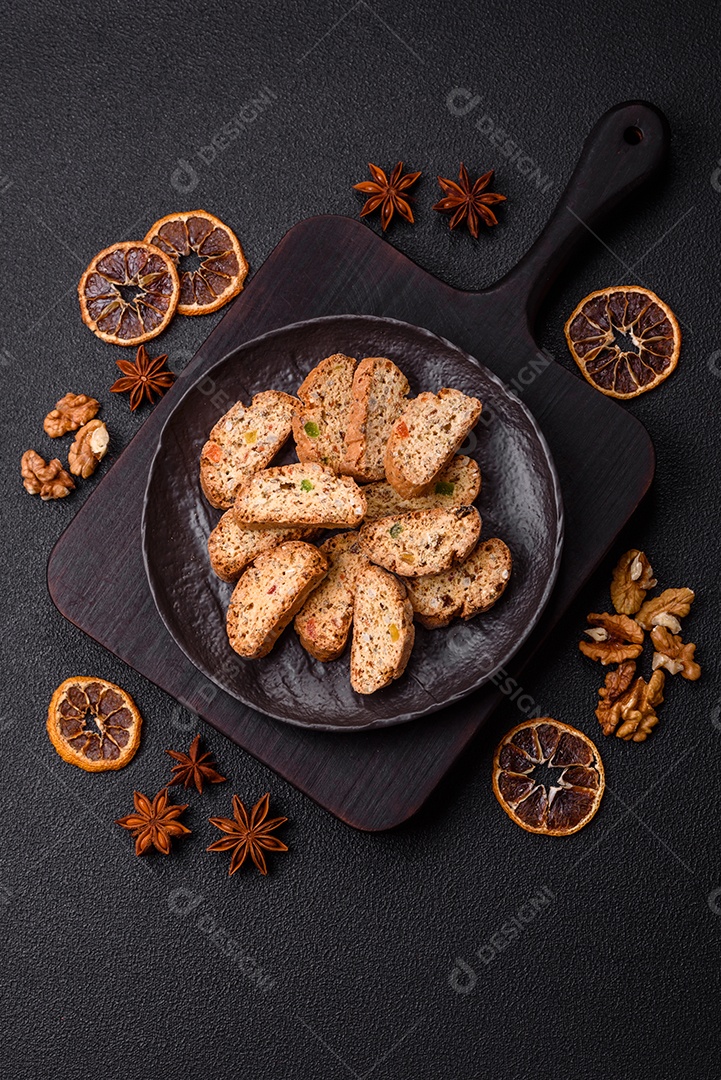 Os itens na imagem são biscoitos italianos, conhecidos como Cantucci ou Biscotti.