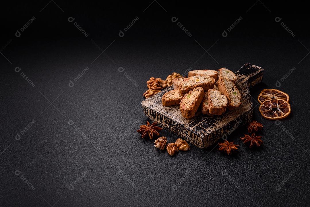 Os itens na imagem são biscoitos italianos, conhecidos como Cantucci ou Biscotti.