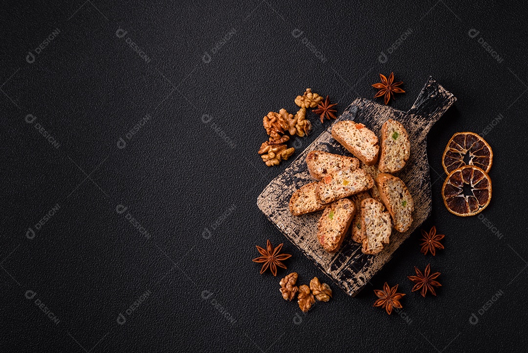 Os itens na imagem são biscoitos italianos, conhecidos como Cantucci ou Biscotti.