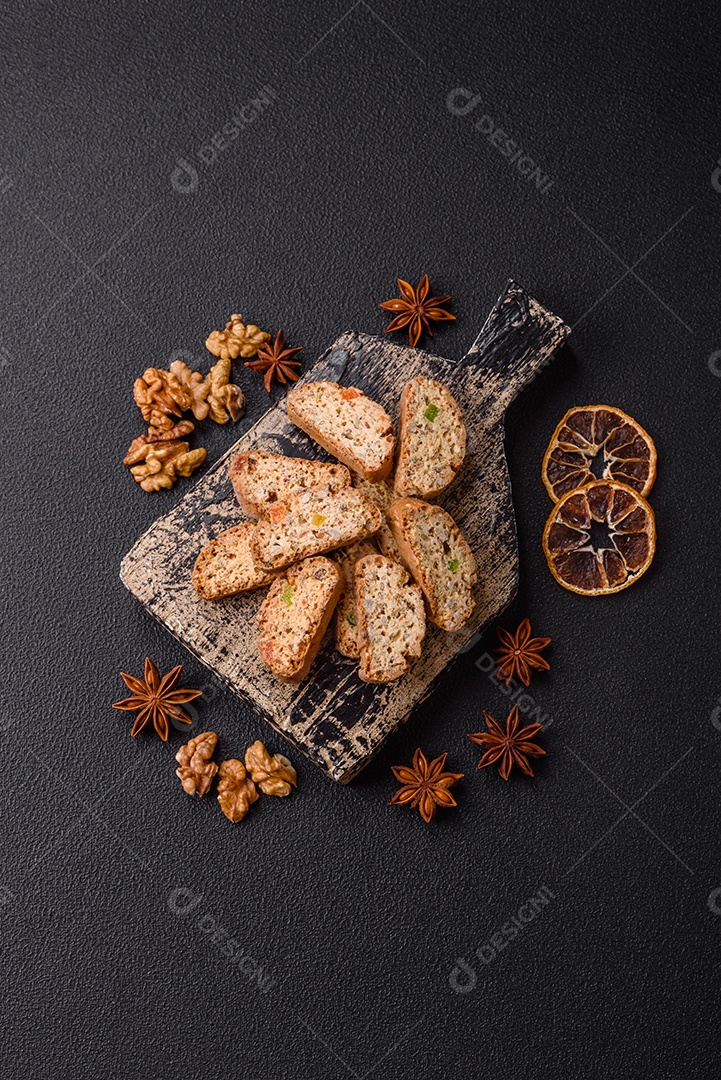 Os itens na imagem são biscoitos italianos, conhecidos como Cantucci ou Biscotti.