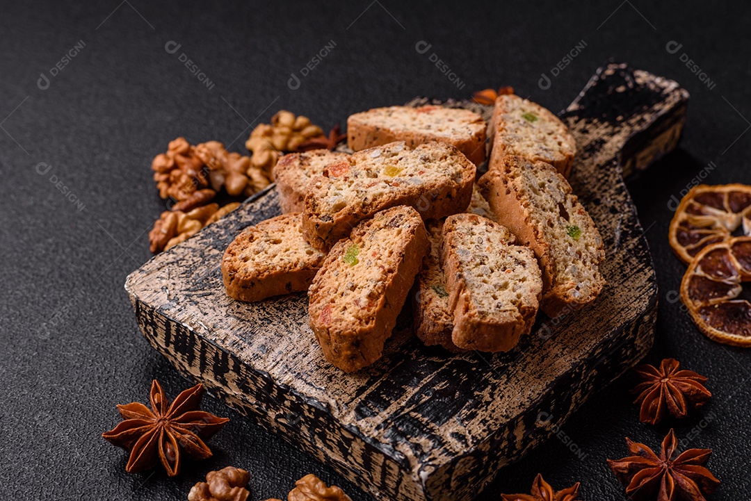 Os itens na imagem são biscoitos italianos, conhecidos como Cantucci ou Biscotti.