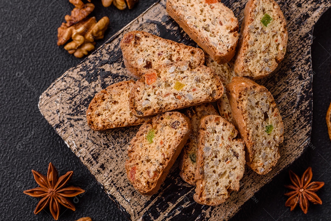 Os itens na imagem são biscoitos italianos, conhecidos como Cantucci ou Biscotti.