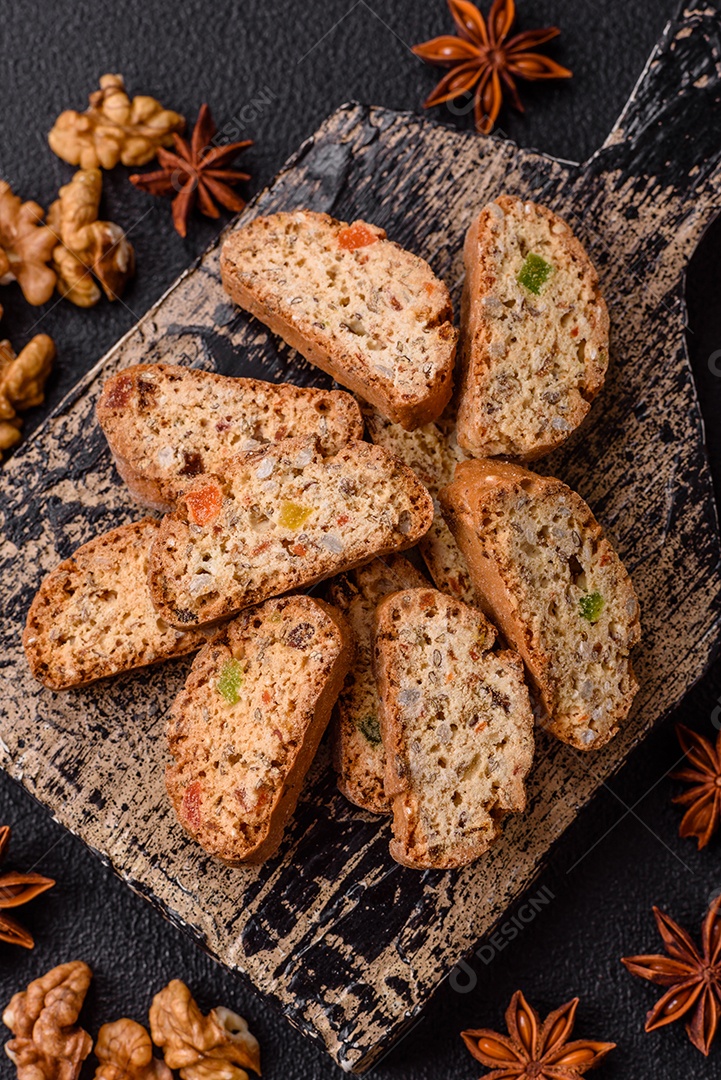 Os itens na imagem são biscoitos italianos, conhecidos como Cantucci ou Biscotti.