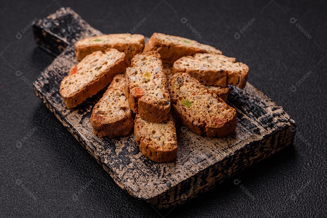 Os itens na imagem são biscoitos italianos, conhecidos como Cantucci ou Biscotti.