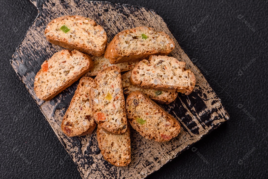 Os itens na imagem são biscoitos italianos, conhecidos como Cantucci ou Biscotti.