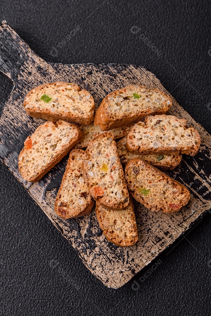 Os itens na imagem são biscoitos italianos, conhecidos como Cantucci ou Biscotti.