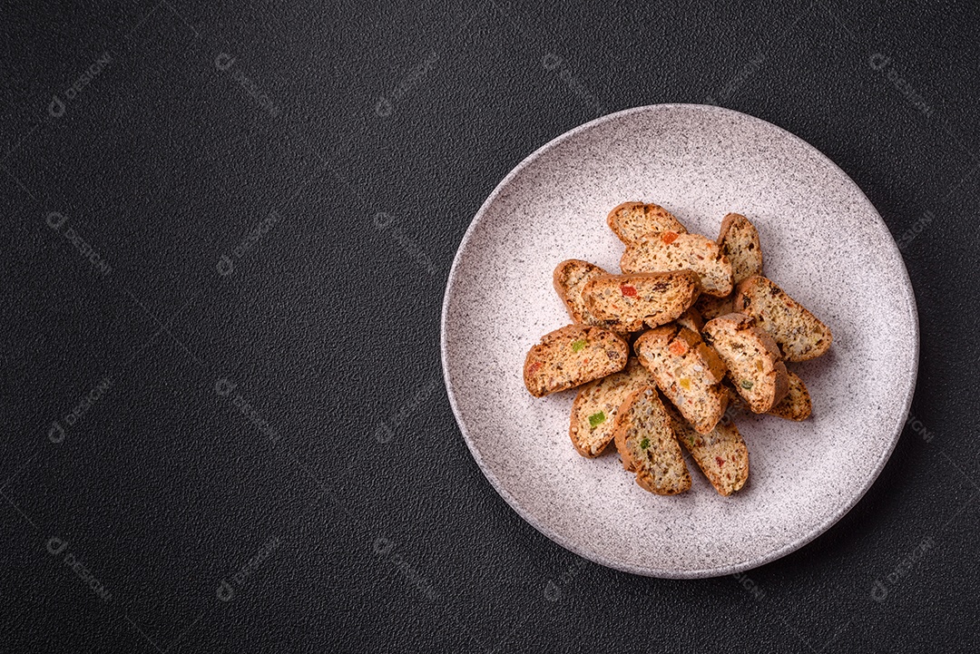 Os itens na imagem são biscoitos italianos, conhecidos como Cantucci ou Biscotti.