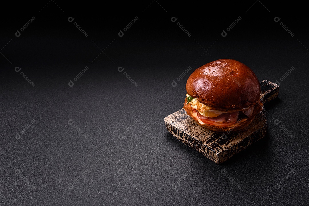 A imagem mostra um pão de hambúrguer, comumente referido como bun em inglês.