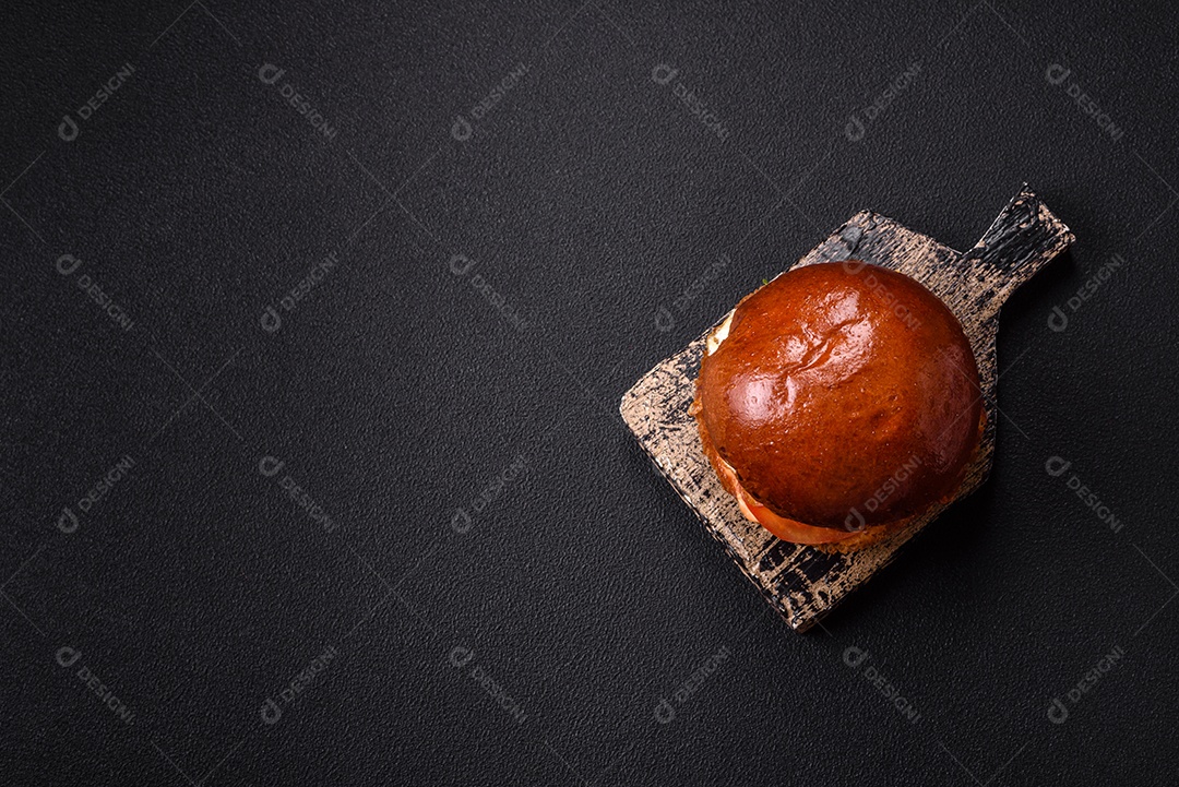 A imagem mostra um prato com um cachorro-quente e um hambúrguer, ambos servidos com batatas fritas e tomates cereja