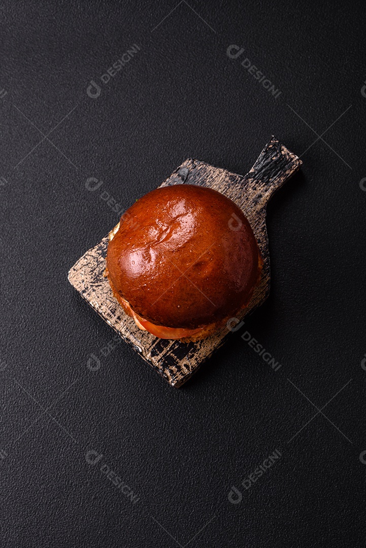 A imagem mostra um pão de hambúrguer, comumente referido como bun em inglês.