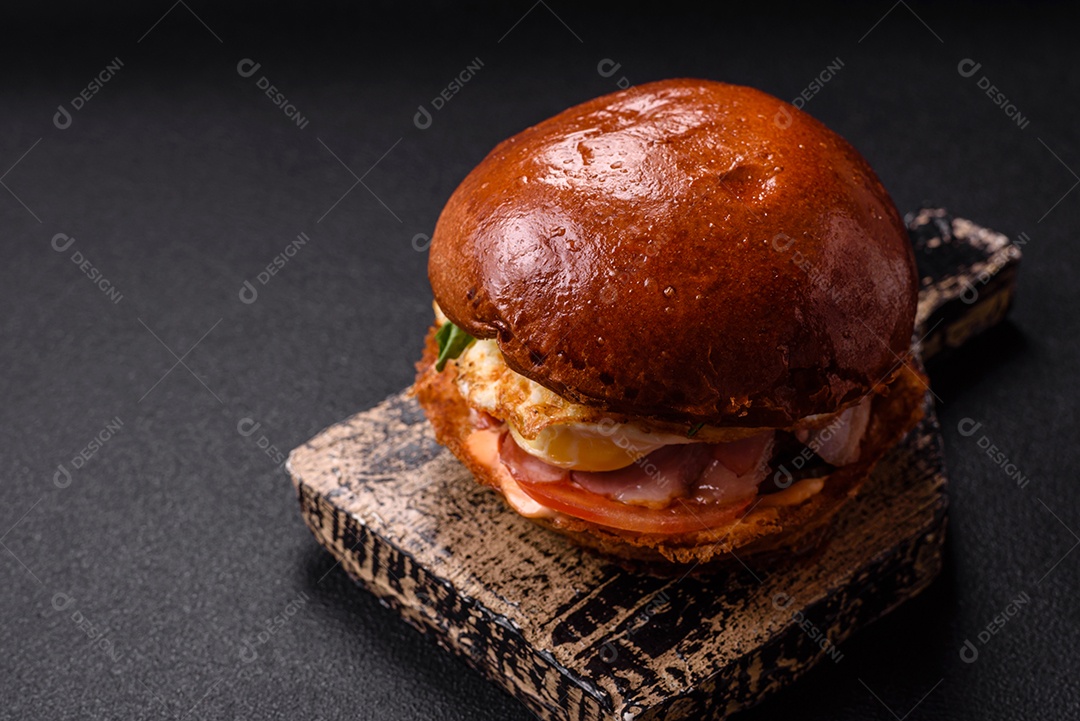 A imagem mostra um pão de hambúrguer, comumente referido como bun em inglês.