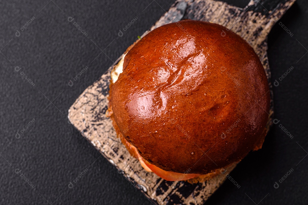 A imagem mostra um pão de hambúrguer, comumente referido como bun em inglês.