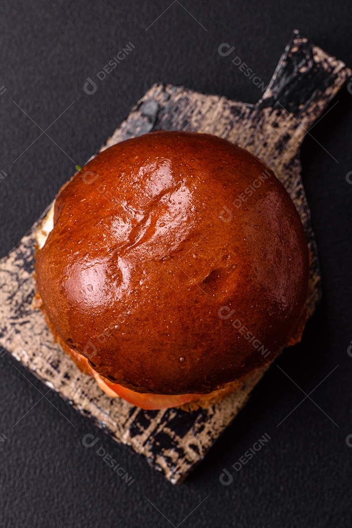 A imagem mostra um pão de hambúrguer, comumente referido como bun em inglês.