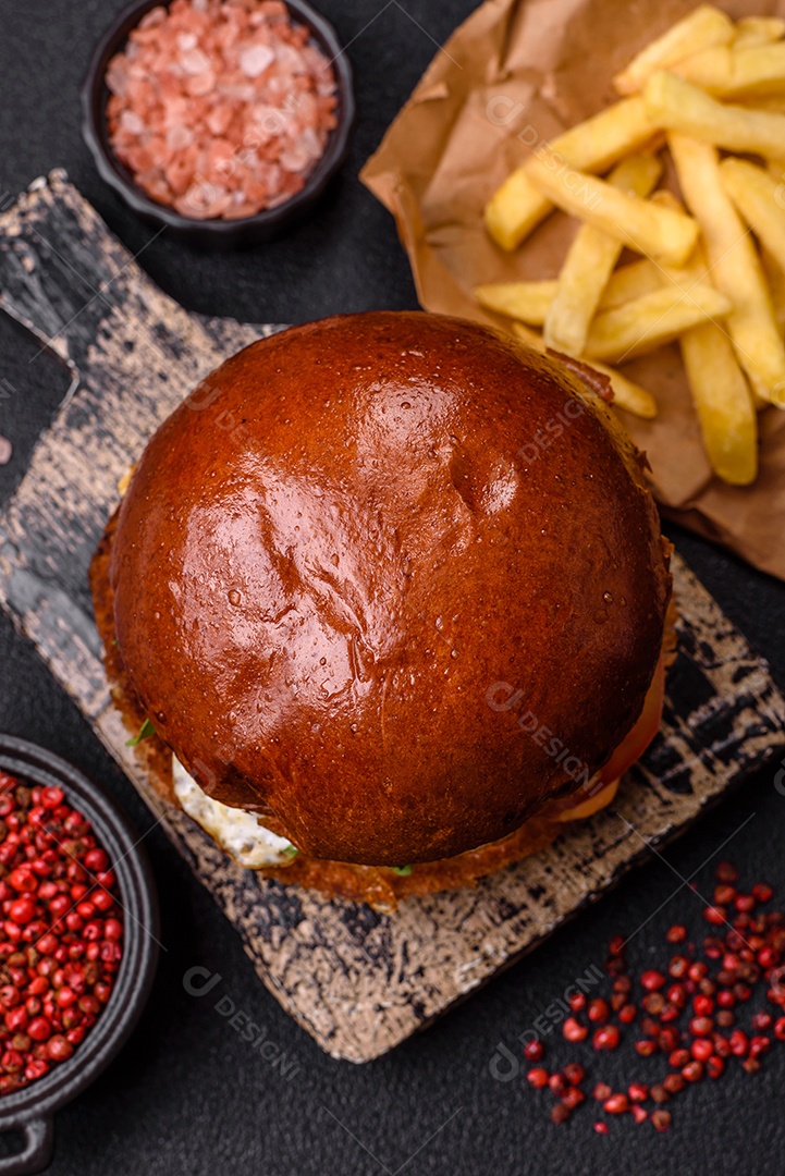 A imagem mostra um prato com um cachorro-quente e um hambúrguer, ambos servidos com batatas fritas e tomates cereja