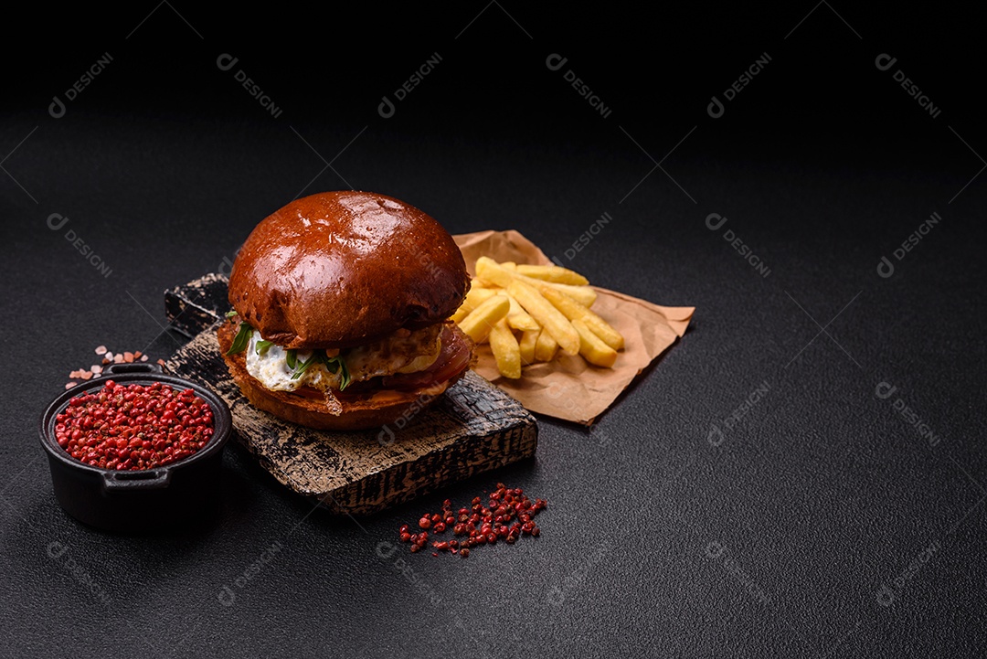 A imagem mostra um prato com um cachorro-quente e um hambúrguer, ambos servidos com batatas fritas e tomates cereja