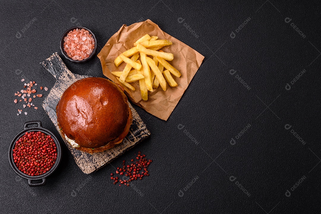 A imagem mostra um prato com um cachorro-quente e um hambúrguer, ambos servidos com batatas fritas e tomates cereja