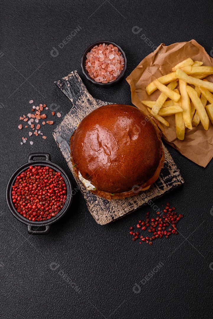A imagem mostra um prato com um cachorro-quente e um hambúrguer, ambos servidos com batatas fritas e tomates cereja