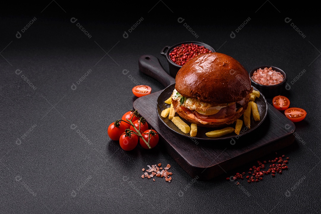 A imagem mostra um prato com um cachorro-quente e um hambúrguer, ambos servidos com batatas fritas e tomates cereja
