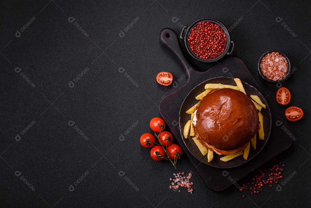 A imagem mostra um prato com um cachorro-quente e um hambúrguer, ambos servidos com batatas fritas e tomates cereja