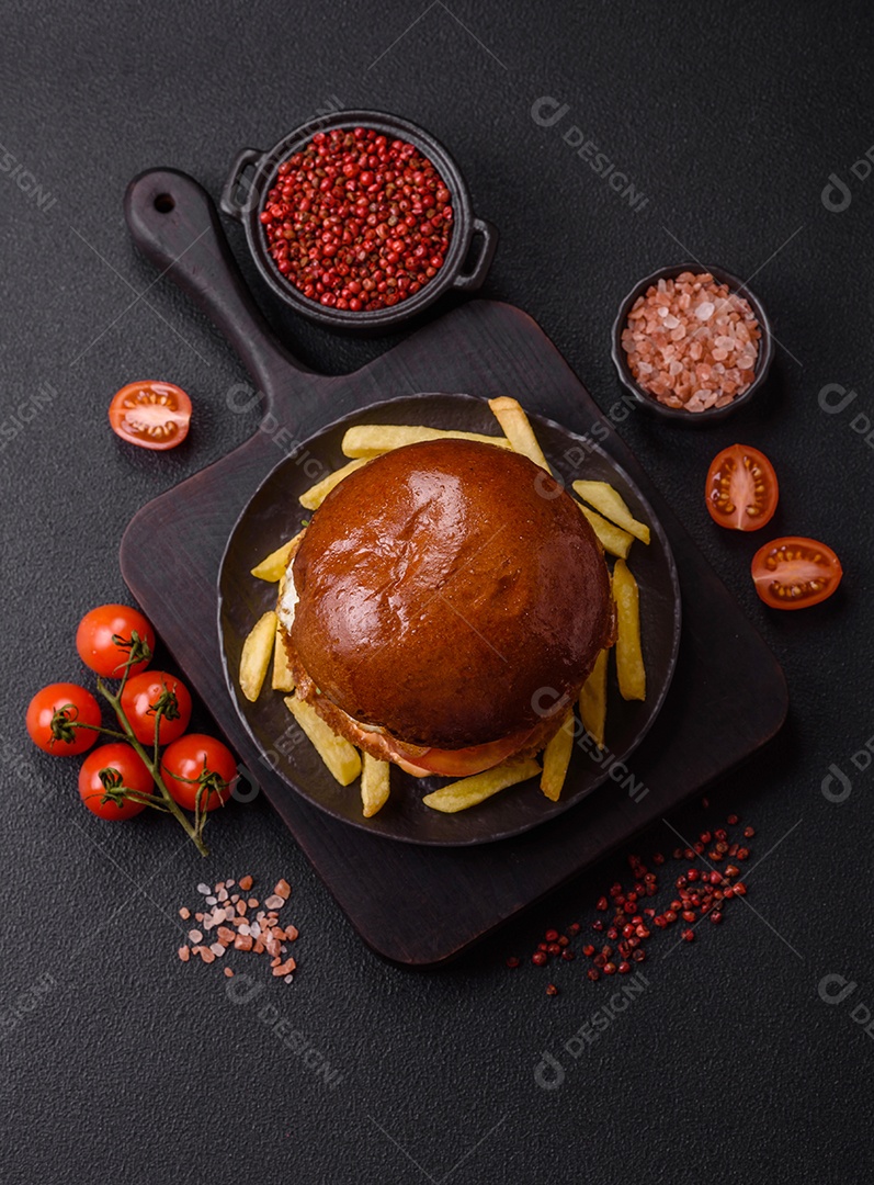 A imagem mostra um prato com um cachorro-quente e um hambúrguer, ambos servidos com batatas fritas e tomates cereja