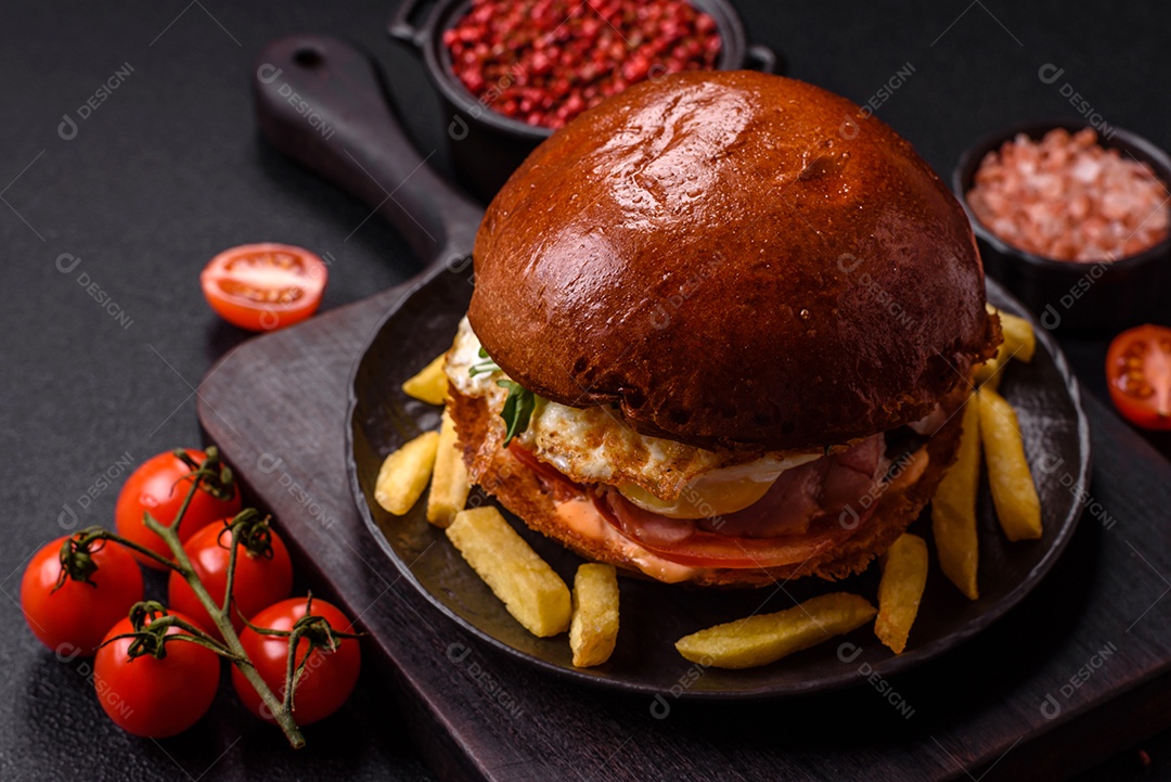 A imagem mostra um prato com um cachorro-quente e um hambúrguer, ambos servidos com batatas fritas e tomates cereja