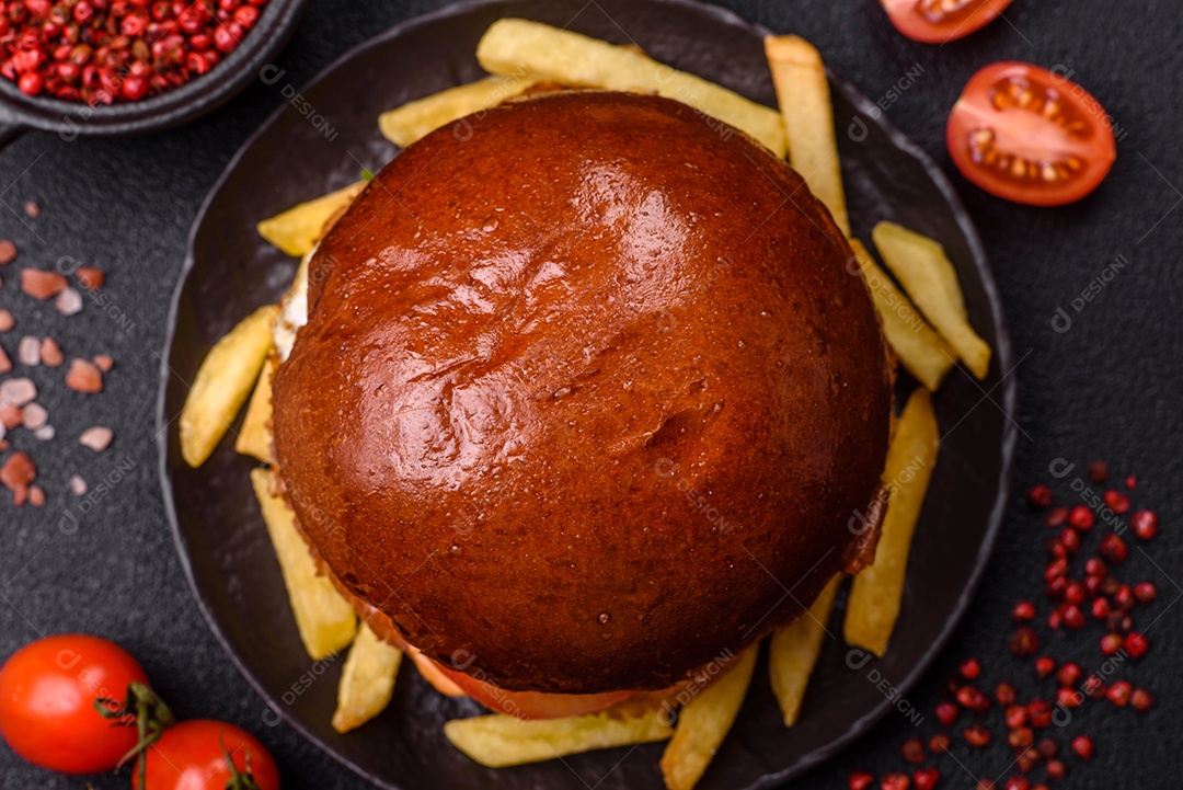 A imagem mostra um prato com um cachorro-quente e um hambúrguer, ambos servidos com batatas fritas e tomates cereja