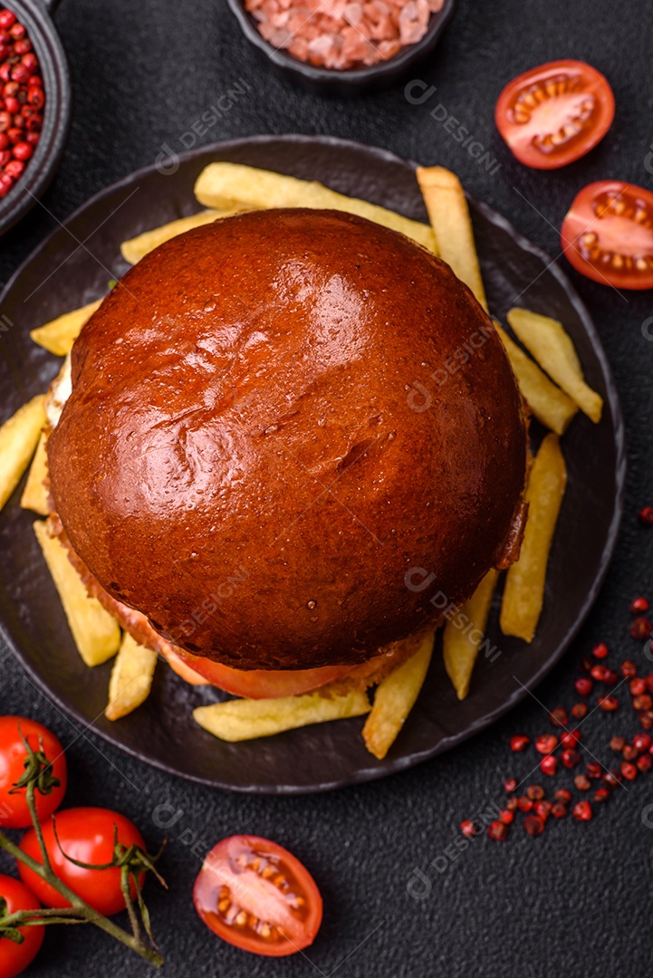 A imagem mostra um prato com um cachorro-quente e um hambúrguer, ambos servidos com batatas fritas e tomates cereja