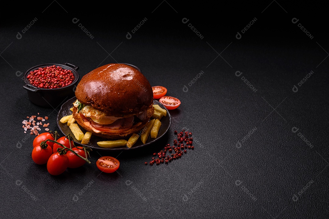 A imagem mostra um prato com um cachorro-quente e um hambúrguer, ambos servidos com batatas fritas e tomates cereja