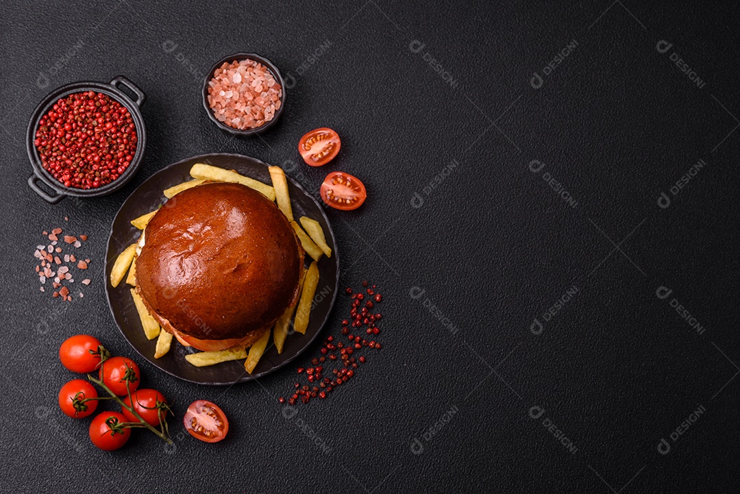 A imagem mostra um prato com um cachorro-quente e um hambúrguer, ambos servidos com batatas fritas e tomates cereja