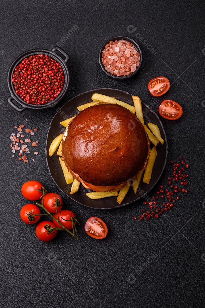 A imagem mostra um prato com um cachorro-quente e um hambúrguer, ambos servidos com batatas fritas e tomates cereja