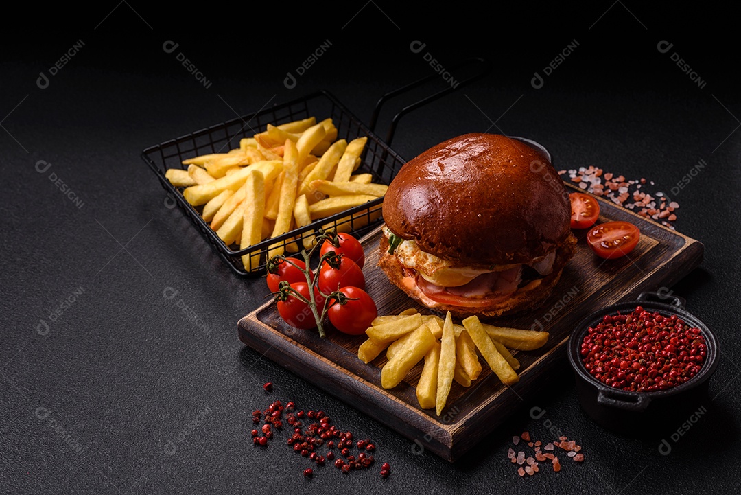 A imagem mostra um prato com um cachorro-quente e um hambúrguer, ambos servidos com batatas fritas e tomates cereja