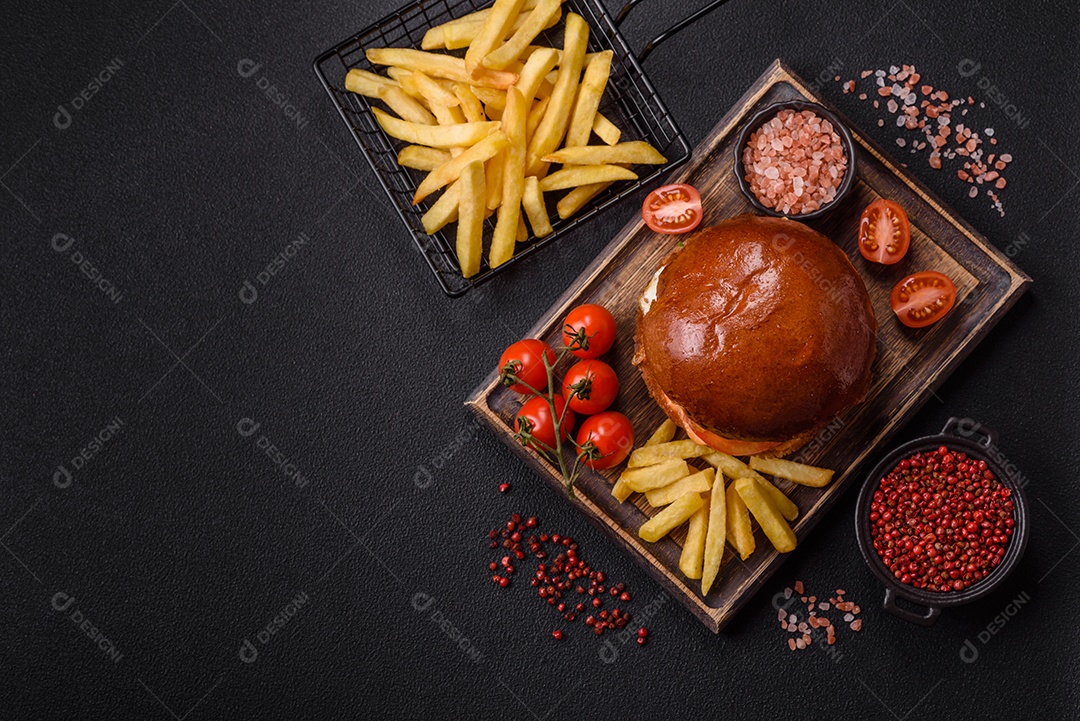 A imagem mostra um prato com um cachorro-quente e um hambúrguer, ambos servidos com batatas fritas e tomates cereja