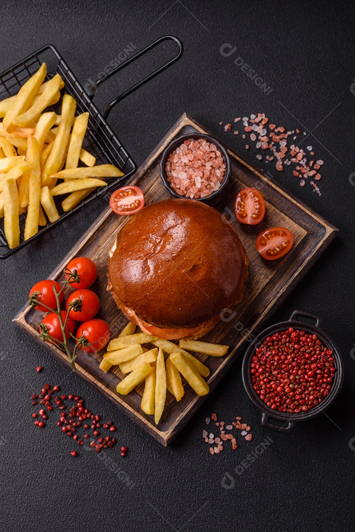 A imagem mostra um prato com um cachorro-quente e um hambúrguer, ambos servidos com batatas fritas e tomates cereja