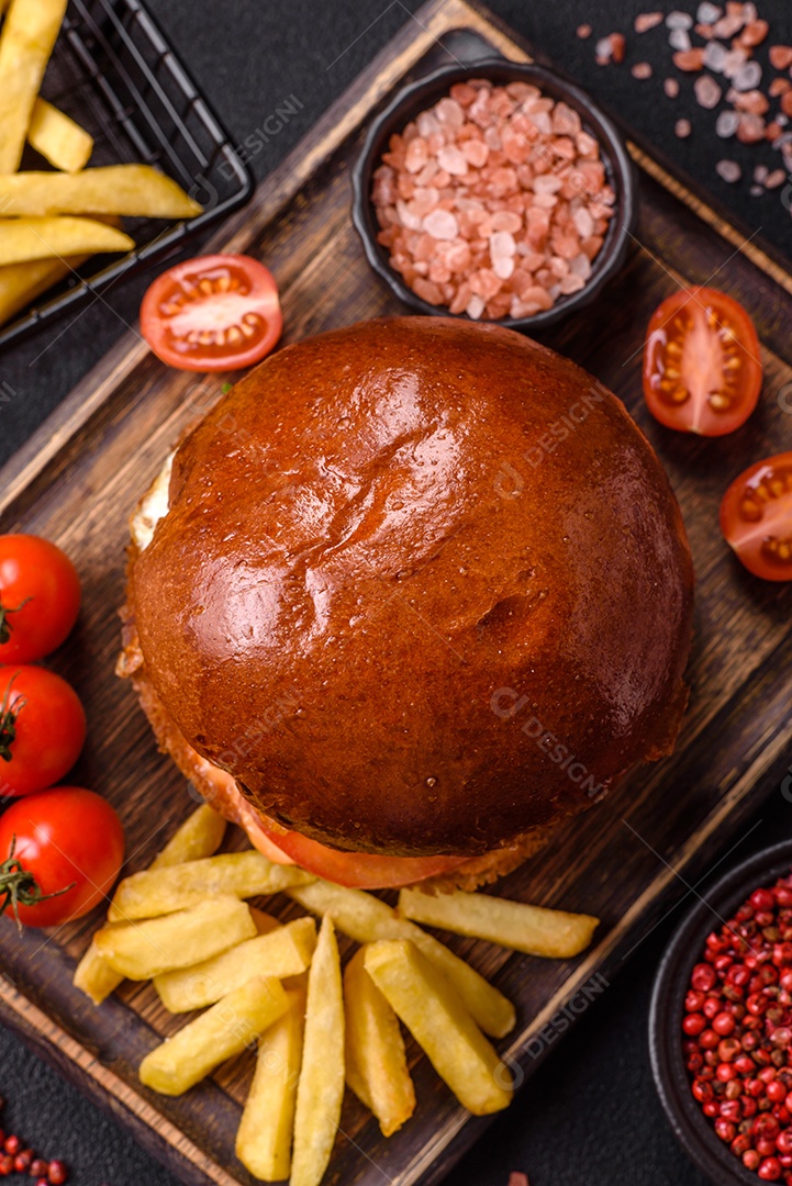 A imagem mostra um prato com um cachorro-quente e um hambúrguer, ambos servidos com batatas fritas e tomates cereja