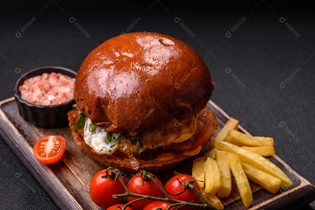 A imagem mostra um prato com um cachorro-quente e um hambúrguer, ambos servidos com batatas fritas e tomates cereja