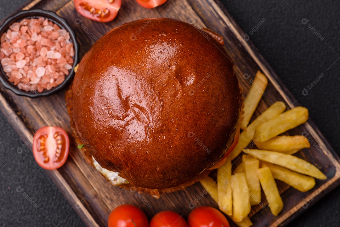 A imagem mostra um prato com um cachorro-quente e um hambúrguer, ambos servidos com batatas fritas e tomates cereja