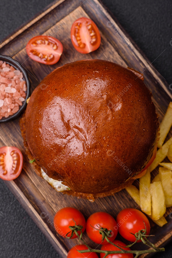 A imagem mostra um prato com um cachorro-quente e um hambúrguer, ambos servidos com batatas fritas e tomates cereja