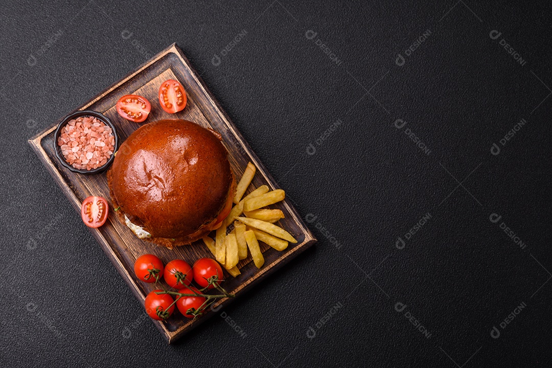 A imagem mostra um prato com um cachorro-quente e um hambúrguer, ambos servidos com batatas fritas e tomates cereja