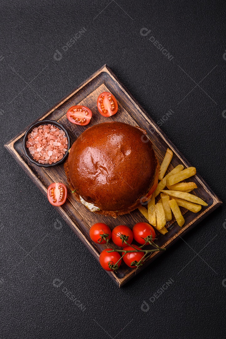 A imagem mostra um prato com um cachorro-quente e um hambúrguer, ambos servidos com batatas fritas e tomates cereja