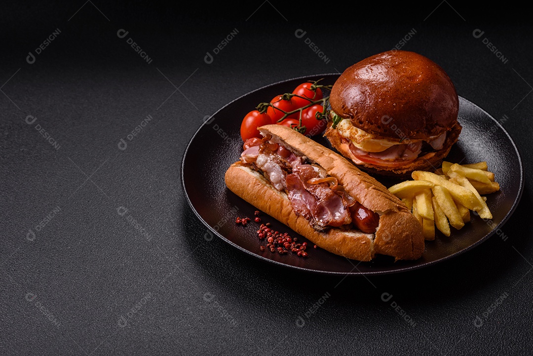 A imagem mostra um prato com um cachorro-quente e um hambúrguer, ambos servidos com batatas fritas e tomates cereja