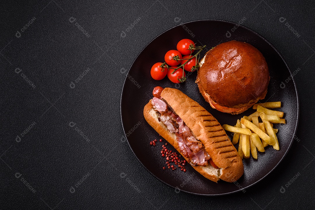 A imagem mostra um cachorro-quente prensado servido com batatas fritas