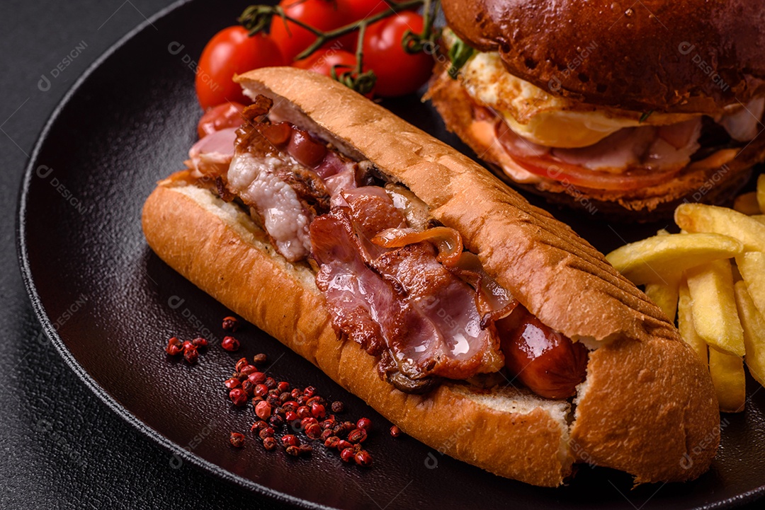 A imagem mostra um cachorro-quente prensado servido com batatas fritas