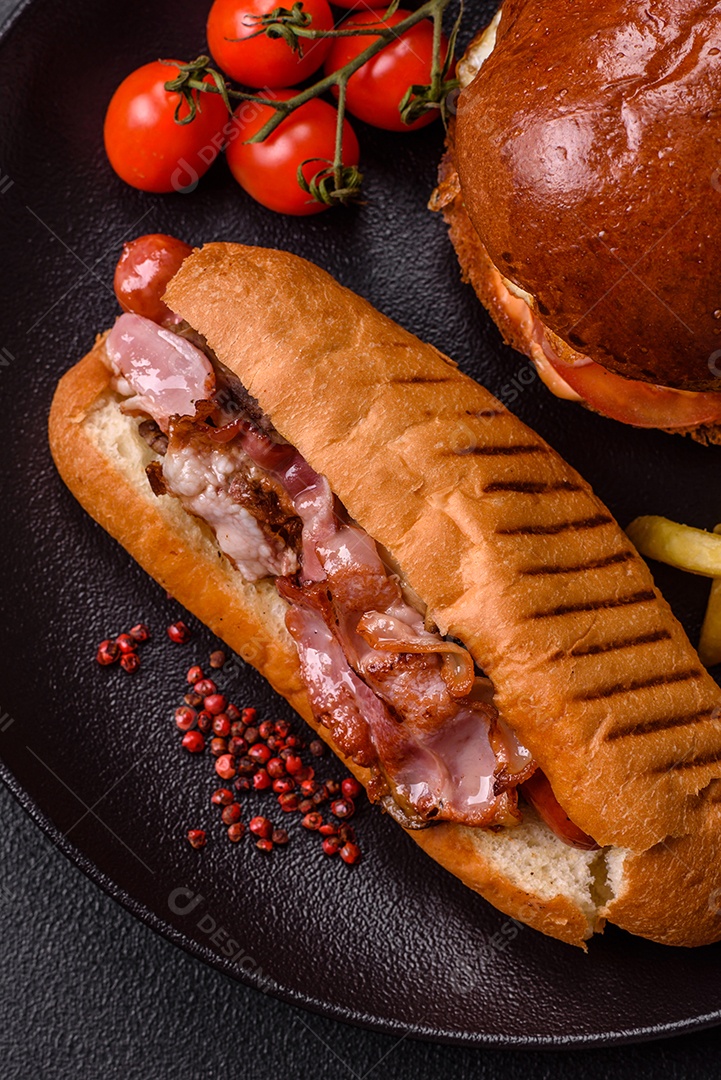 A imagem mostra um cachorro-quente prensado servido com batatas fritas