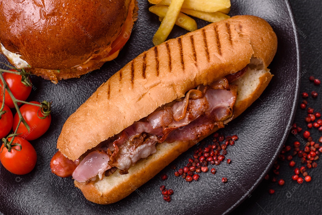 A imagem mostra um cachorro-quente prensado servido com batatas fritas