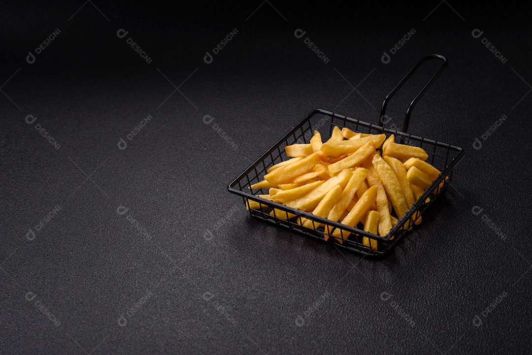 A imagem mostra batatas fritas (ou french fries), um alimento popular feito de batatas cortadas em tiras e fritas em óleo quente