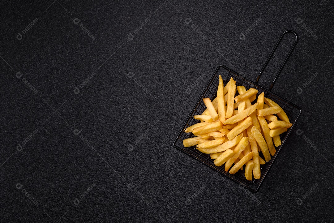 A imagem mostra batatas fritas (ou french fries), um alimento popular feito de batatas cortadas em tiras e fritas em óleo quente