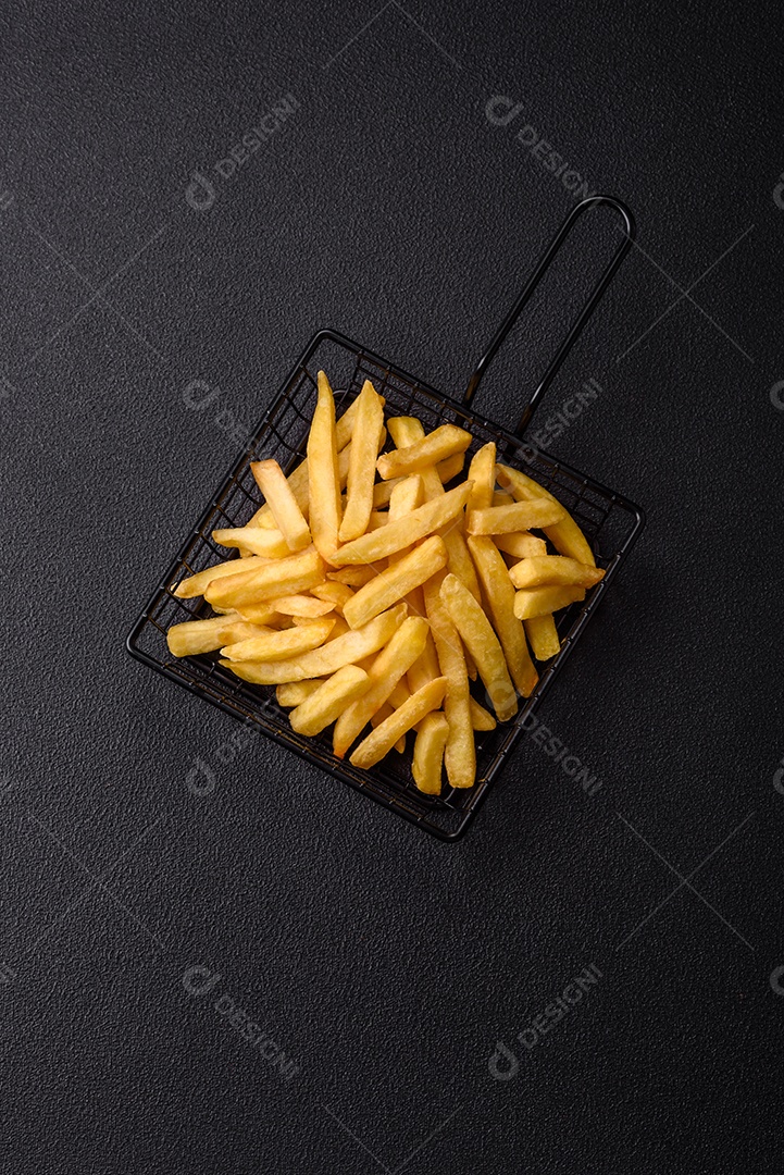 A imagem mostra batatas fritas (ou french fries), um alimento popular feito de batatas cortadas em tiras e fritas em óleo quente