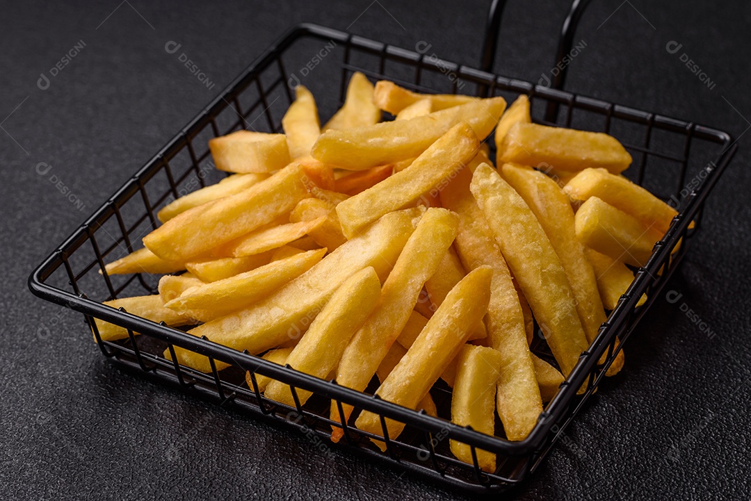 A imagem mostra batatas fritas (ou french fries), um alimento popular feito de batatas cortadas em tiras e fritas em óleo quente