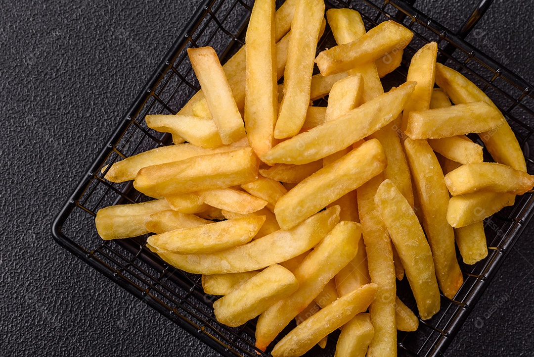 A imagem mostra batatas fritas (ou french fries), um alimento popular feito de batatas cortadas em tiras e fritas em óleo quente