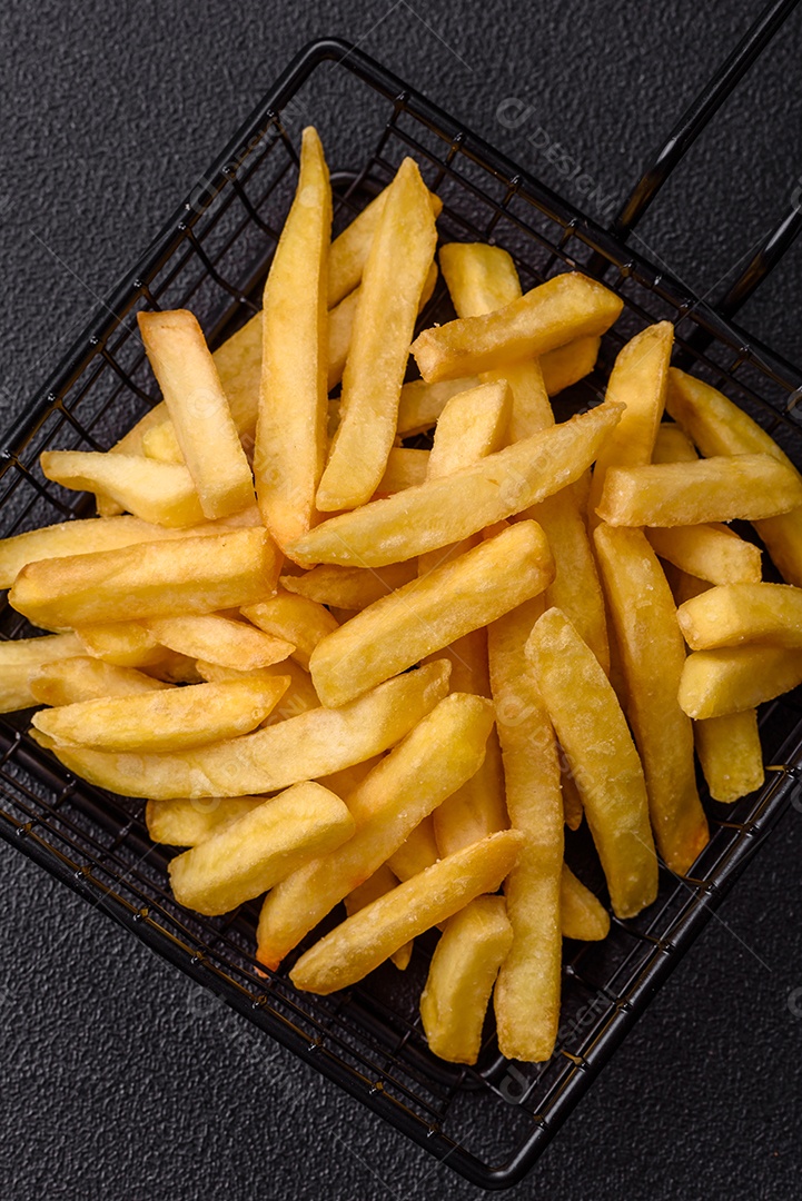 A imagem mostra batatas fritas (ou french fries), um alimento popular feito de batatas cortadas em tiras e fritas em óleo quente